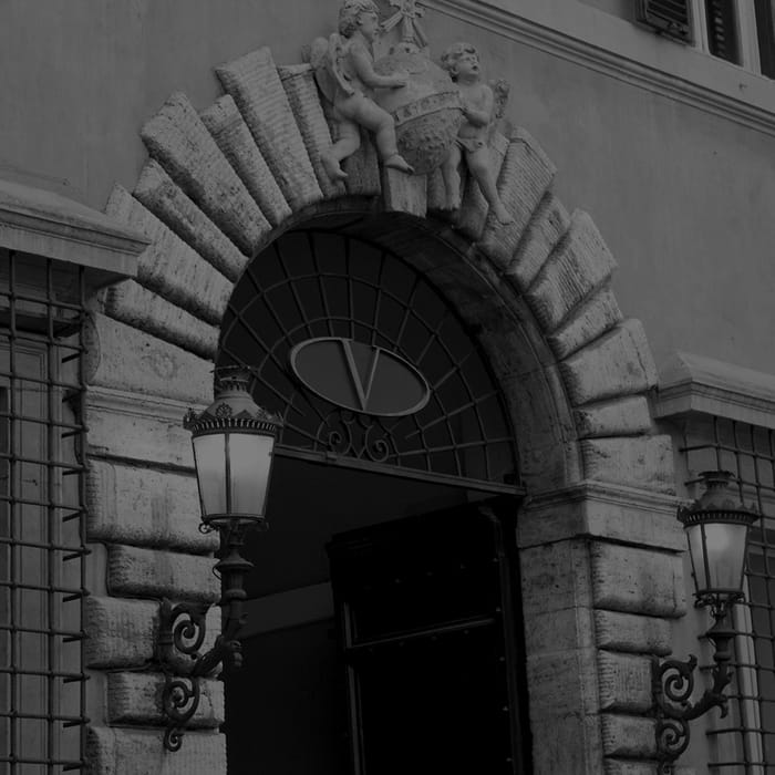 Amazon e la maison Valentino, causa congiunta contro i falsi