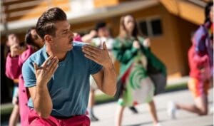 Il sudore ci appiccica di Francesco Gabbani testo e video ufficiale della canzone