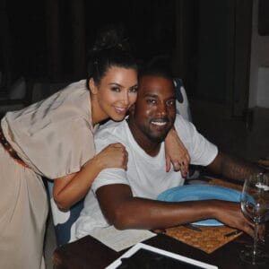 kanye-west-stringe-accordo-decennale
