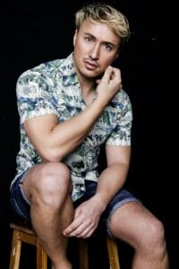 chando-erik-luna-in-shorts-e-camicia