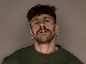 Vienimi (a ballare), Aiello testo e video ufficiale