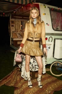 I giovani di Dsquared2 fanno festa in roulotte look da pattinatrice per lei