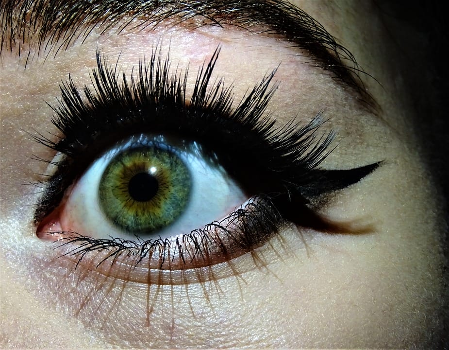 codina-eyeliner-con-la-tecnica-della-forcina