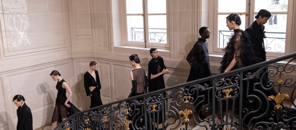 valentino-le-noir-sfila-a-parigi