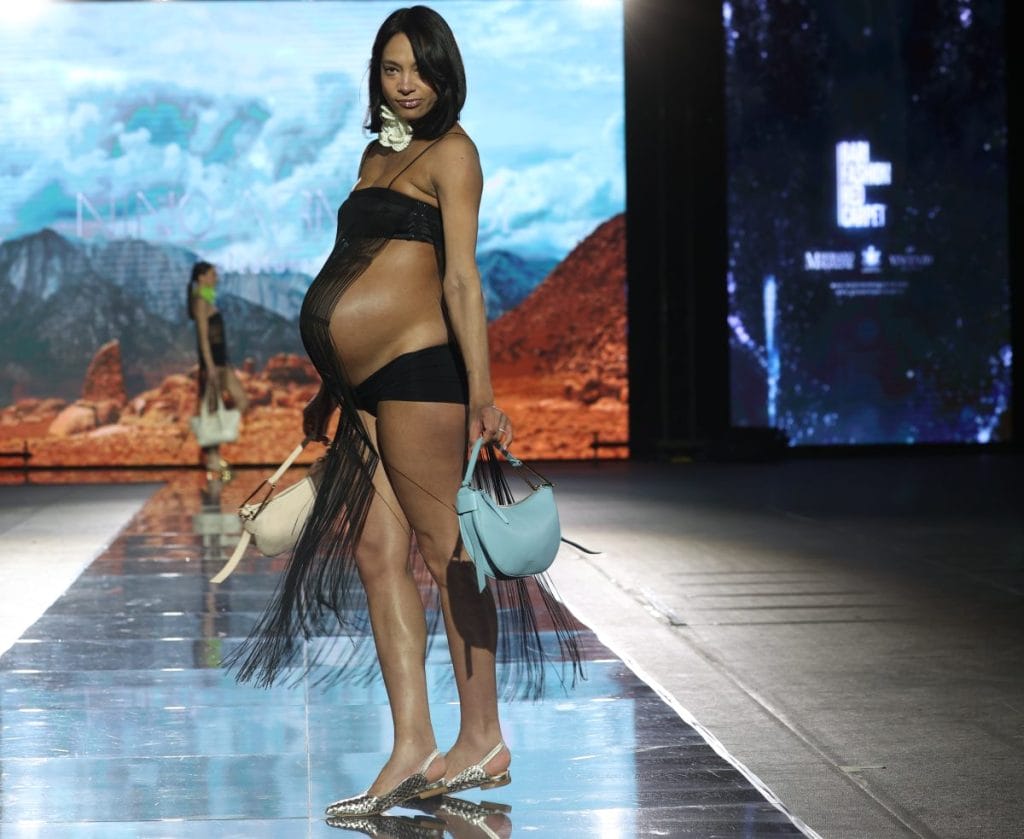 Modella-incinta-sfila-al-Bari-Fashion-Red-Carpet-2024